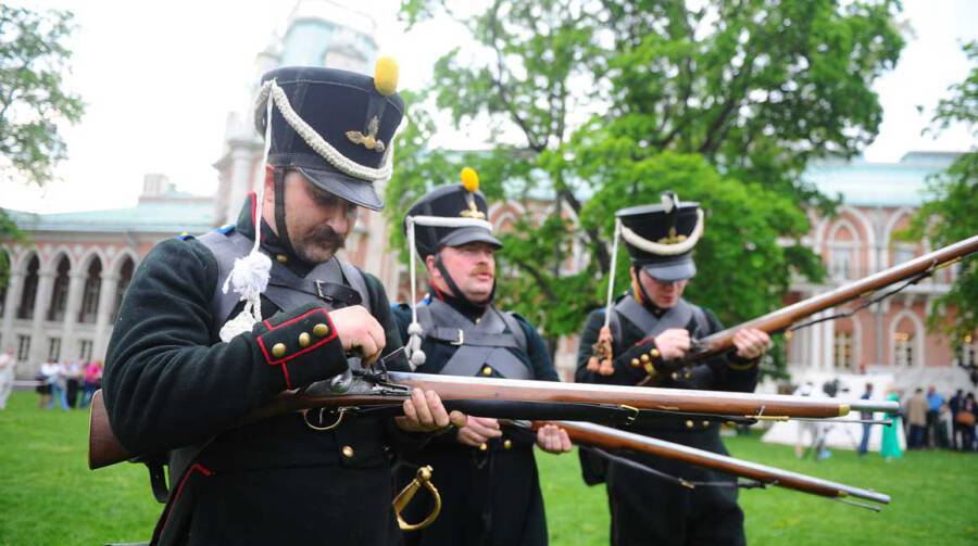 Зачем солдатам пуговицы на рукавах?