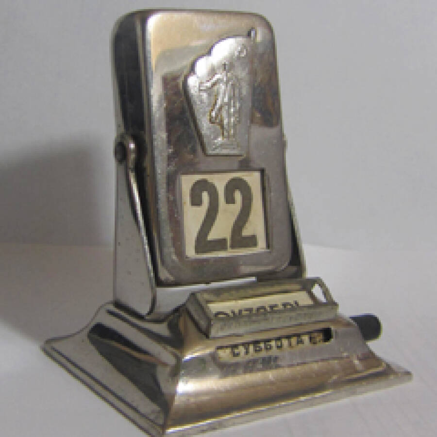 Новый пространственно-временной контекст повседневности: вербальные, визуальные и хронологические перемены в годы революции и Гражданской войны в городах Советской России