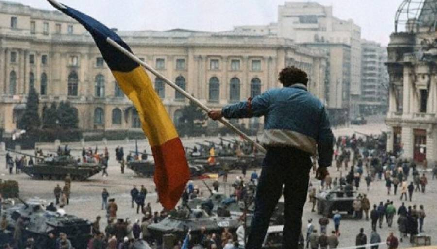 Как «бороться с коммунизмом», чтобы убить страну. К годовщине запрета Компартии Румынии