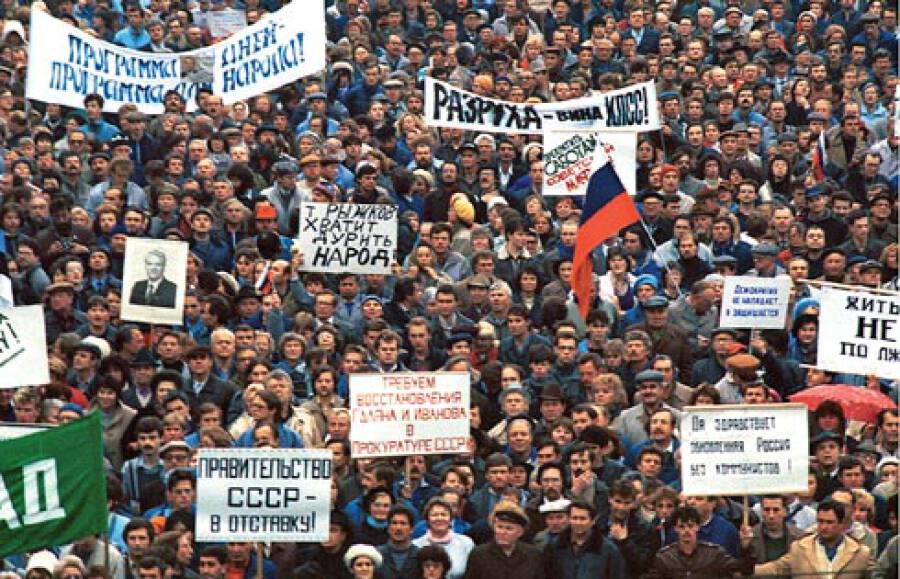 Парламент РСФСР провозглашает суверенитет республики