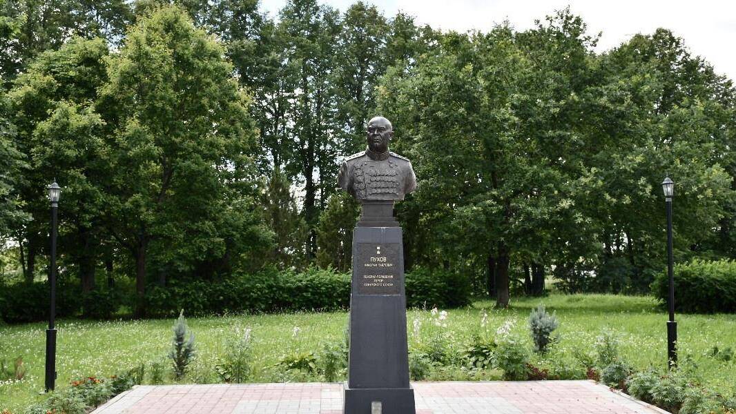 Бюст Героя Советского Союза Н.П. Пухова в селе Утешево Калужской области