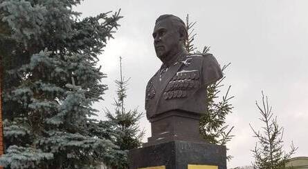 Бюст Герою Советского Союза маршалу авиации И. И. Пстыго в Валентиновке