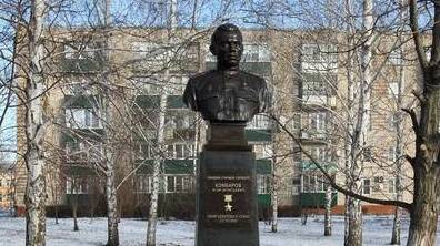 Бюст Герою Советского Союза гвардии старшему сержанту Е. И. Комбарову