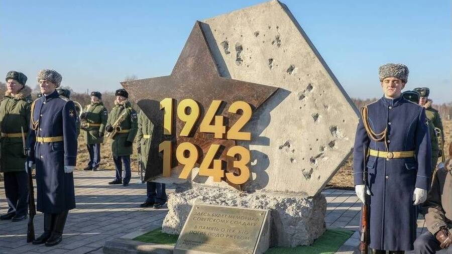 Закладной камень на месте создаваемого Ржевского мемориала Советскому солдату