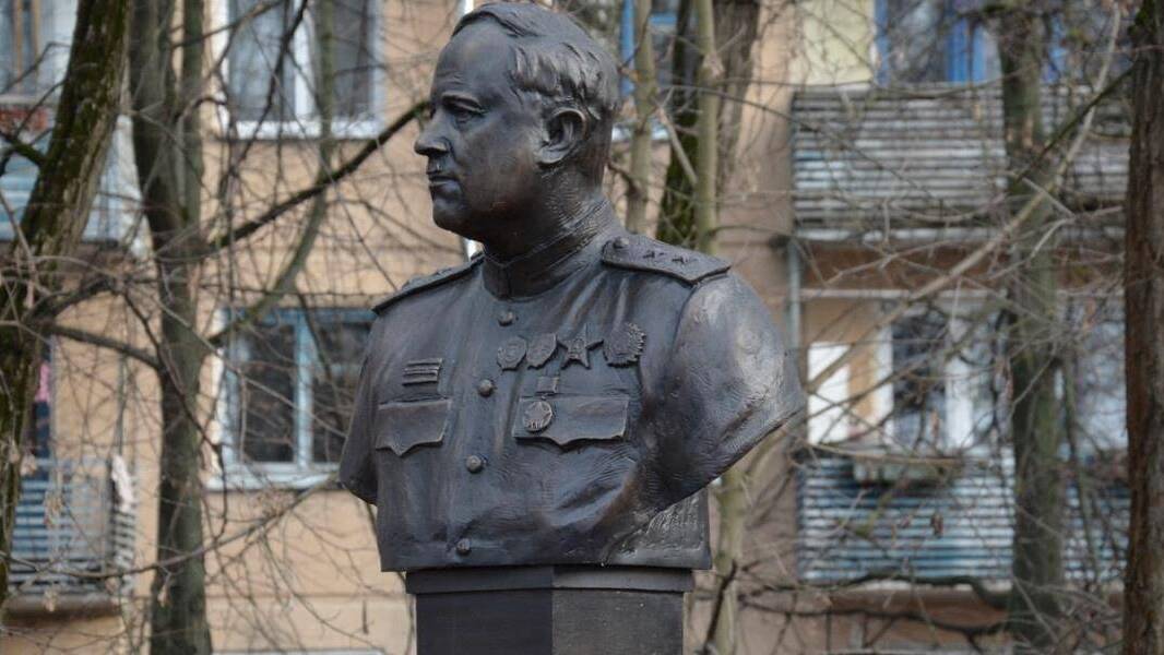Бюст генерал-полковнику И.В. Болдину в городе Калуга