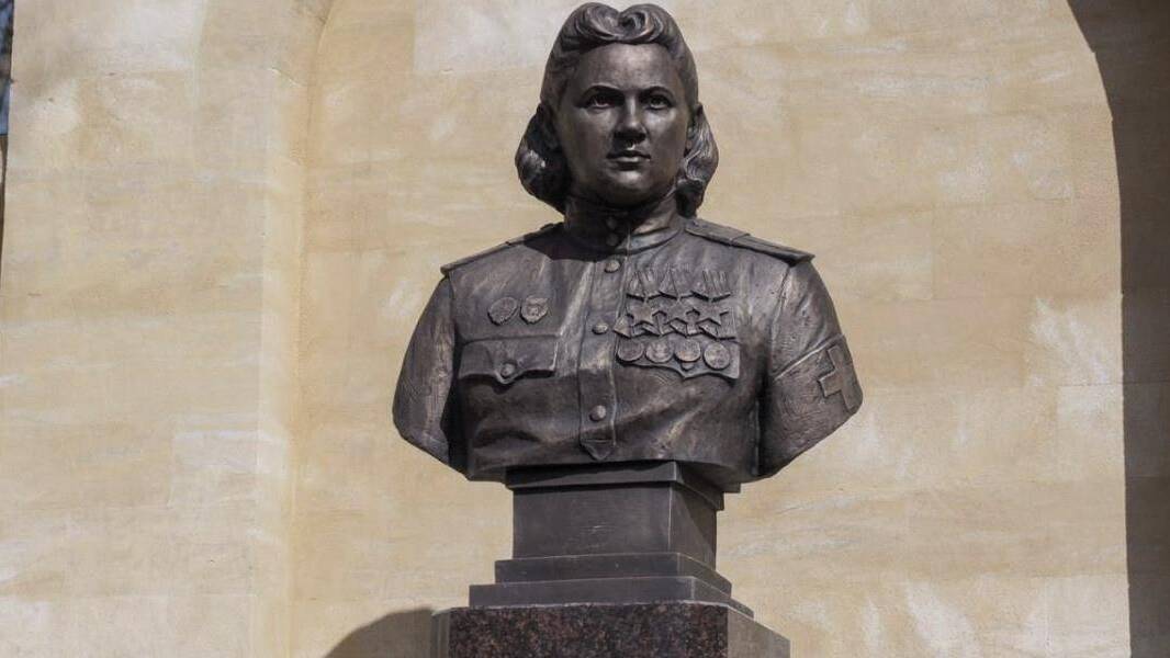Бюст полному кавалеру ордена Славы М.С. Наздрачёвой в городе Ставрополь