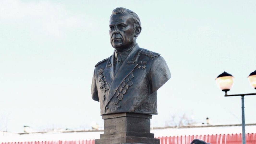 Бюст дважды Героя Советского Союза В.В. Сенько в городе Тамбове