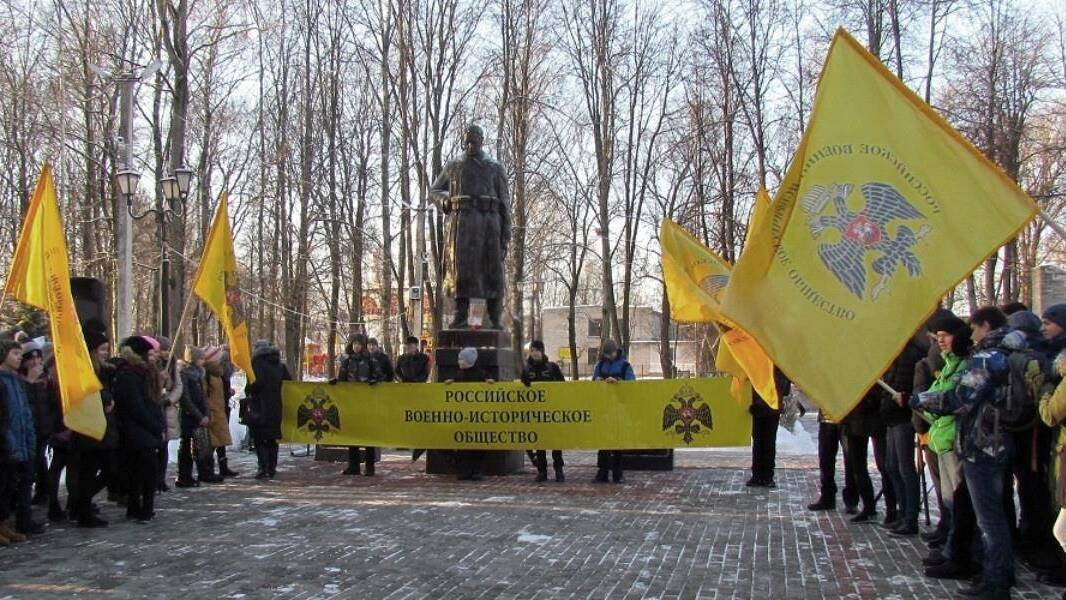 Памятник советскому солдату в Старой Руссе