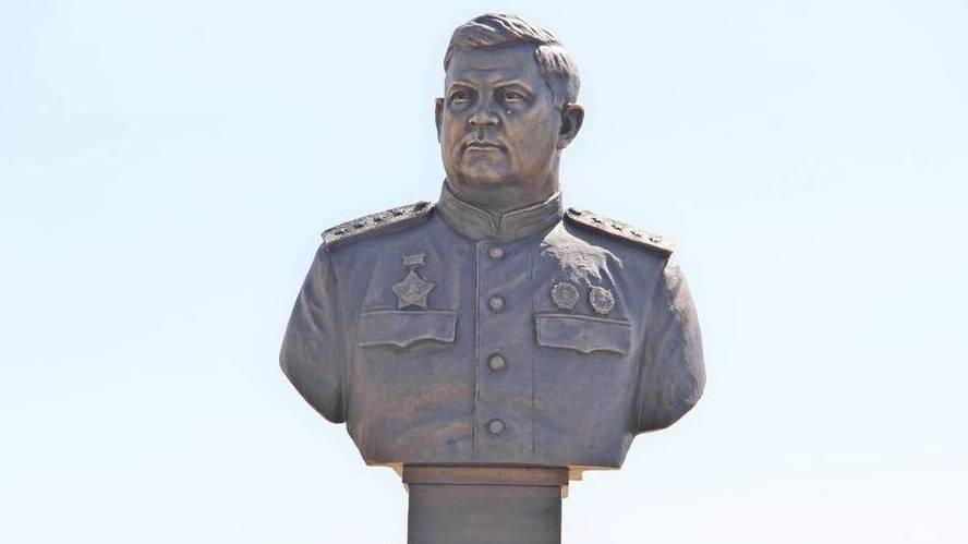 Бюст Герою Советского Союза генералу Н. Ф. Ватутину