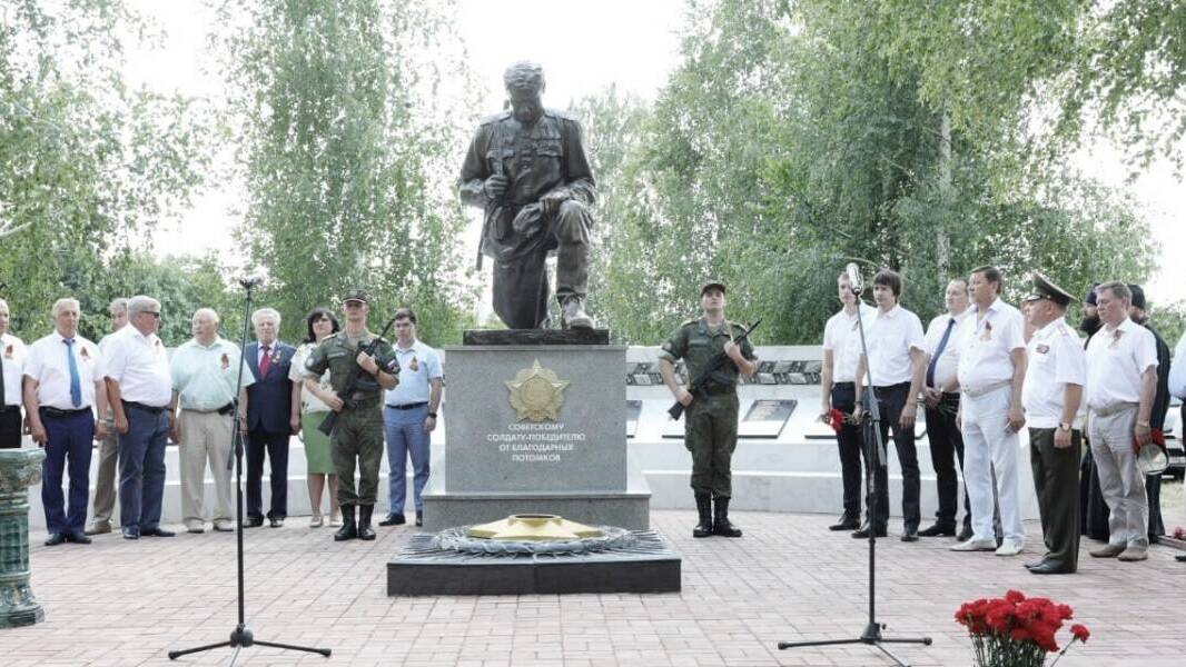 Памятник советскому солдату-освободителю в Тамбовской
области с. Устье