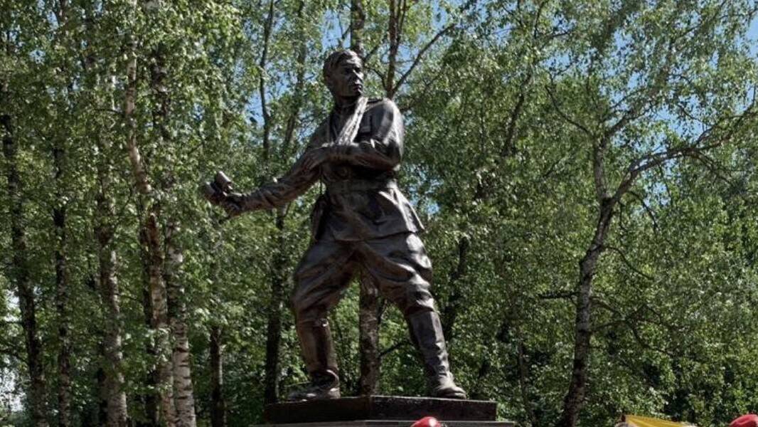 Памятник Защитнику Отечества от благодарных потомков в
городе Шимск Новгородской области