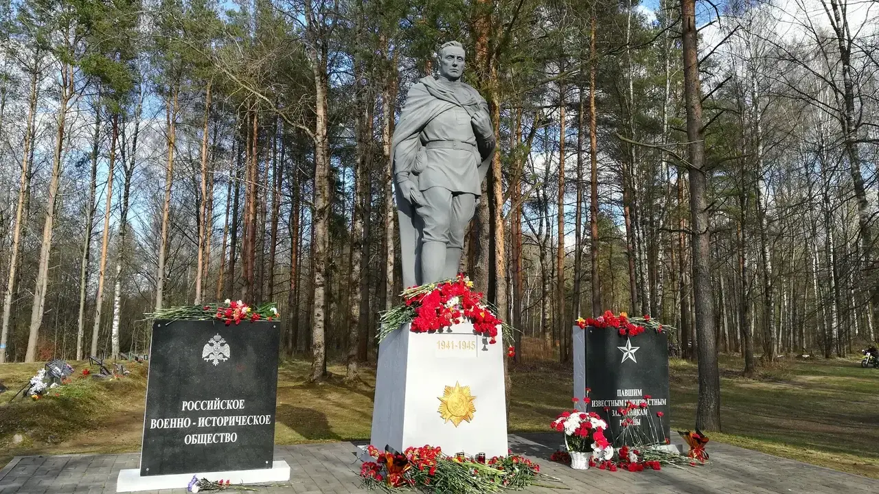 Памятник Советскому солдату в Ленинградской области