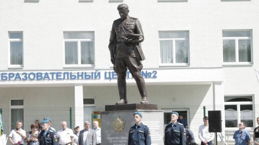 Памятник «Защитнику Отечества от благодарных потомков»
в Челябинске