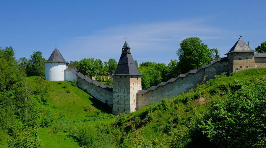 Псково-Печерский монастырь – святой и заколдованный