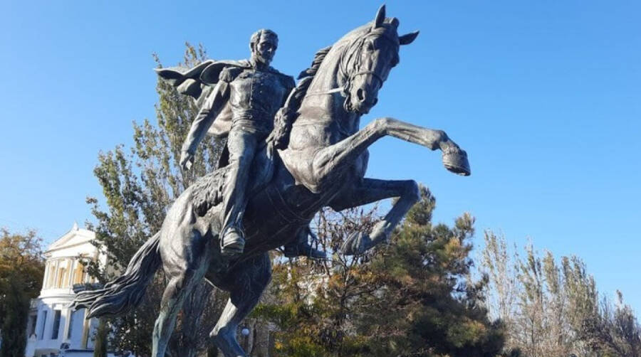 Памятник генералу от инфантерии П.С.Котляревскому