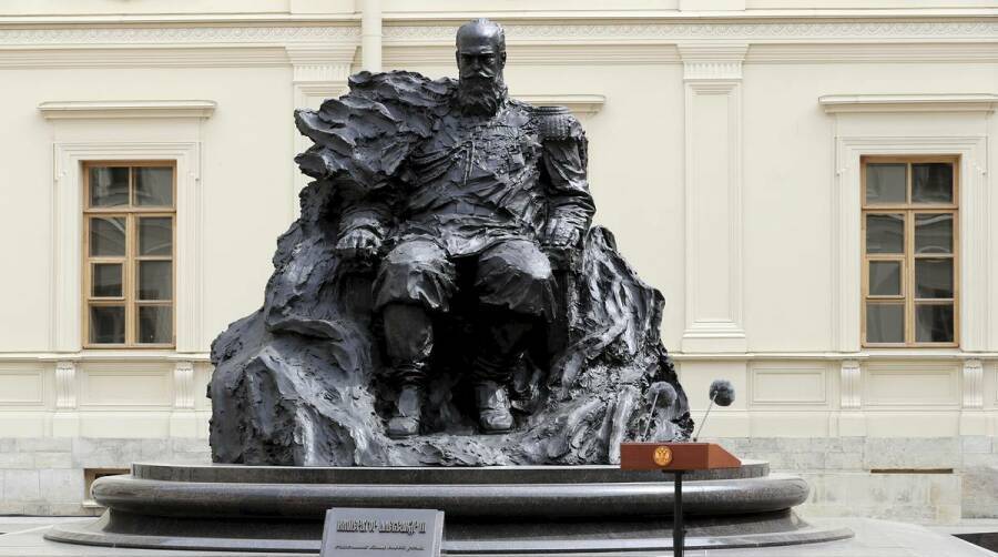 Памятник императору Александру III