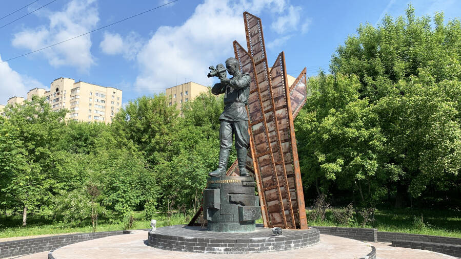 Памятник фронтовому кинооператору