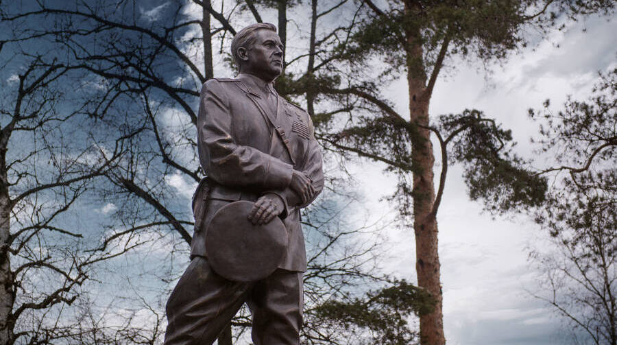 Памятник главному маршалу артиллерии Митрофану Неделину