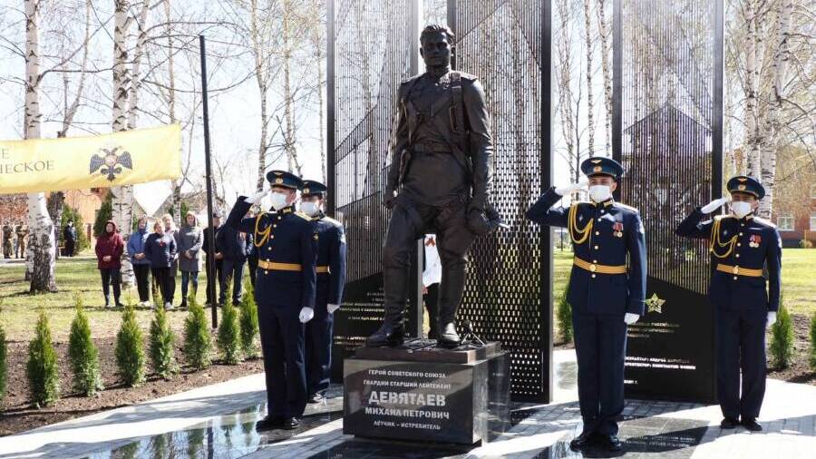 Памятник Герою Советского Союза Девятаеву