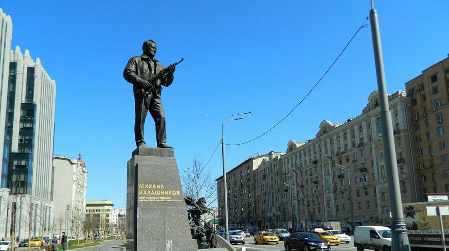 Памятник Михаилу Калашникову