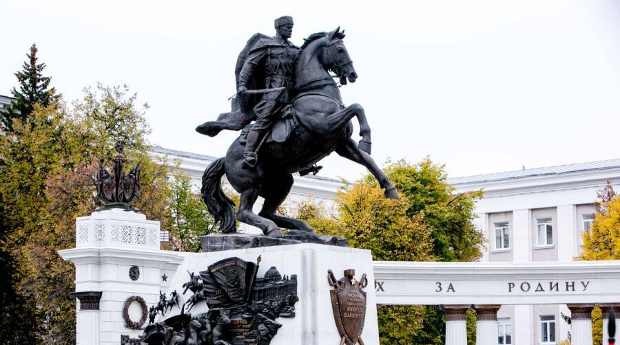 Памятник генерал-майору Минигали Шаймуратову