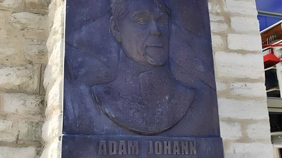 Барельеф Ивана Крузенштерна (г. Таллин, Эстония)