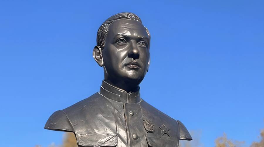 Бюст флагману флота первого ранга В.М.Орлову