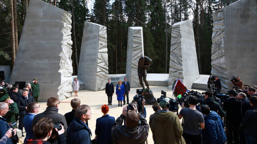 Мемориал (Стена Памяти) в комплексе «Катынь» (Смоленская область)