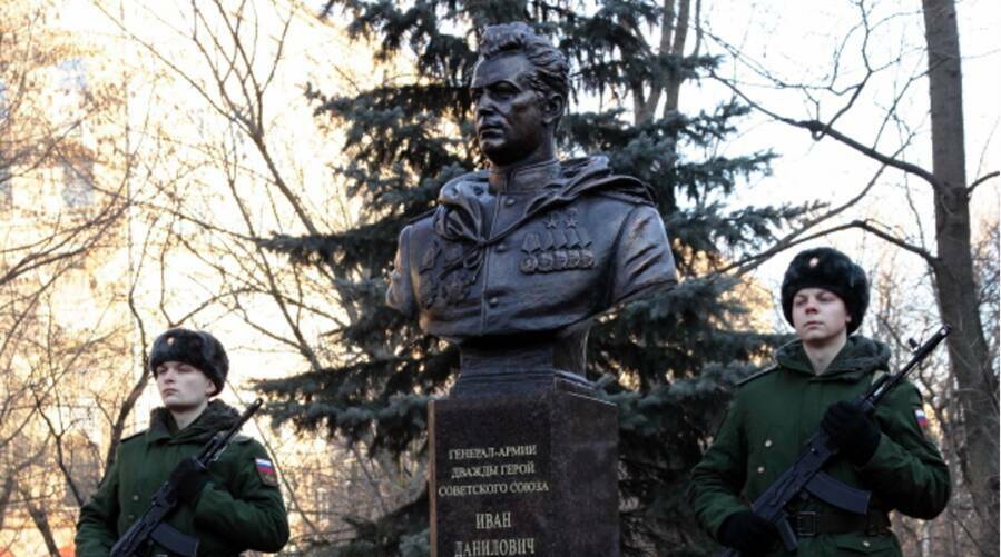 Памятник генералу И.Д.Черняховскому