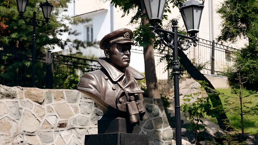 Бюст флагману флота 1-го ранга М.В.Викторову