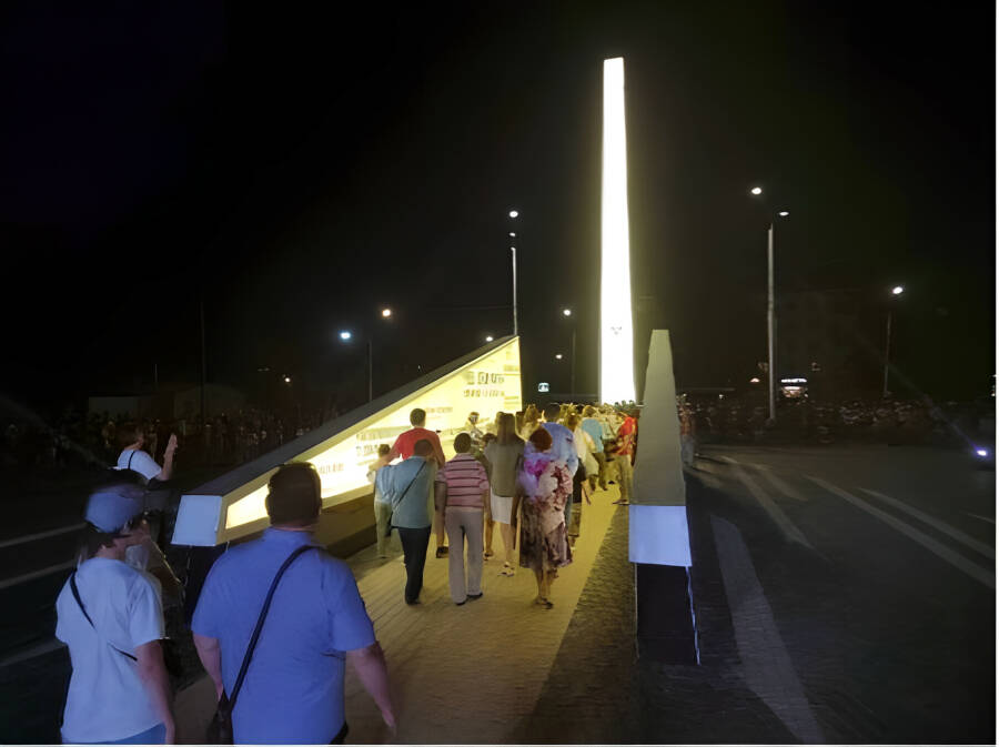 Стела “Кострома – город трудовой доблести”