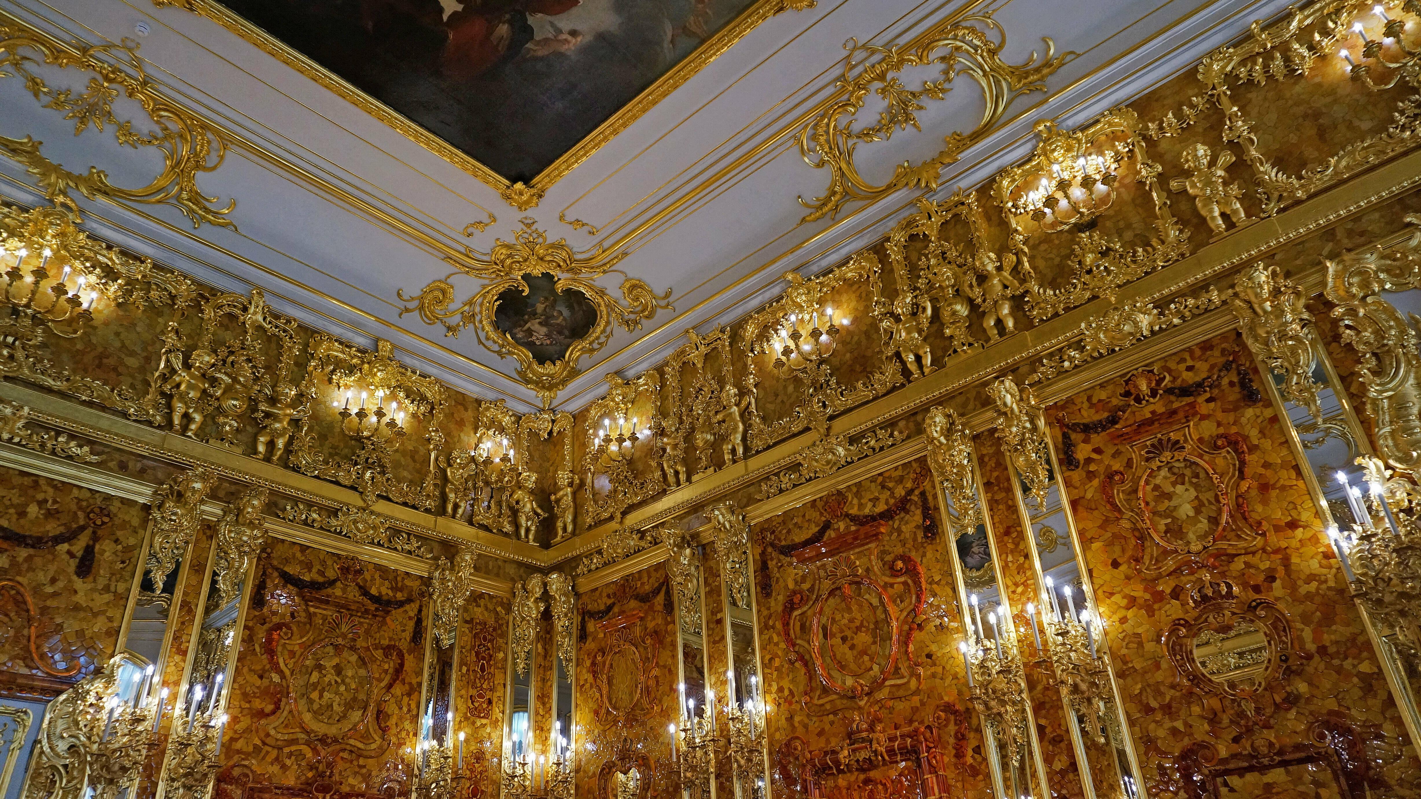 Балтийское золото Екатерининского дворца: утрата и возрождение Янтарной комнаты