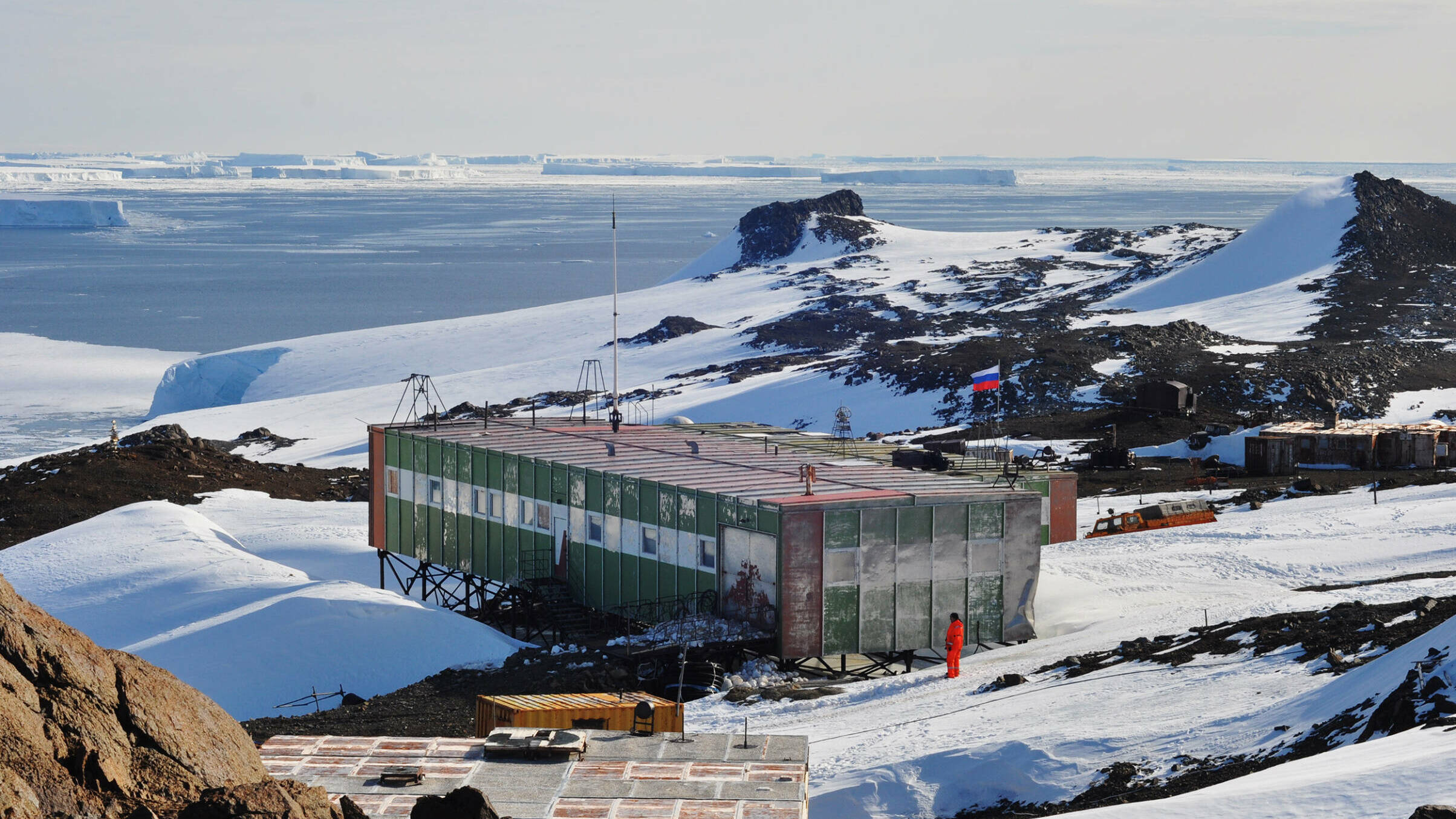 19 января 1956 года началось строительство первой советской береговой базы в Антарктиде