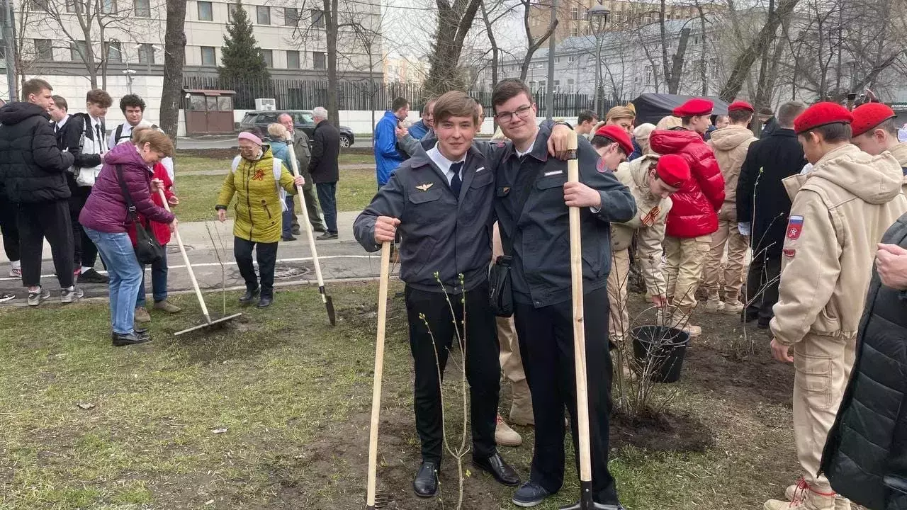Студенты Петербурга  сажают  «Сирень Победы»