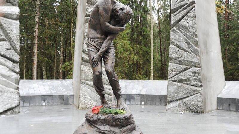 Памятник "Расстрел" на мемориальном комплексе "Катынь" и Стена памяти