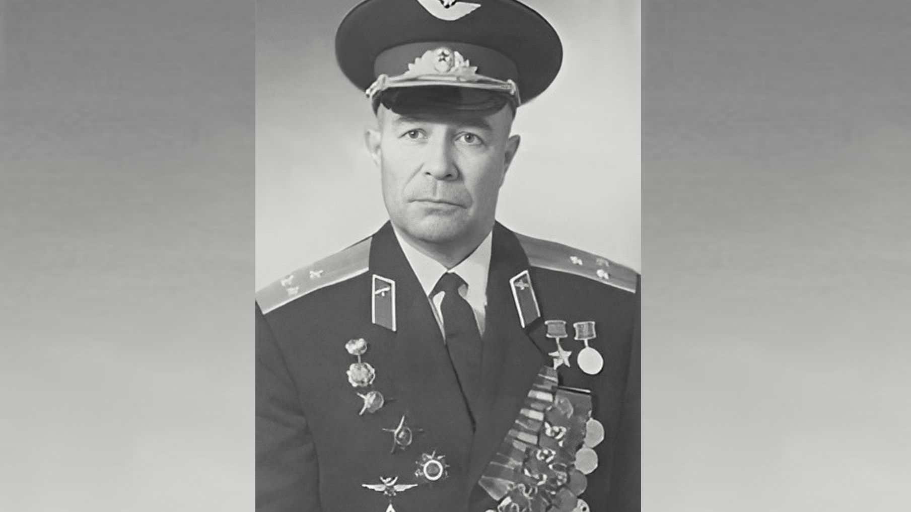 Бюст полковнику авиации Е.Г.Пепеляеву