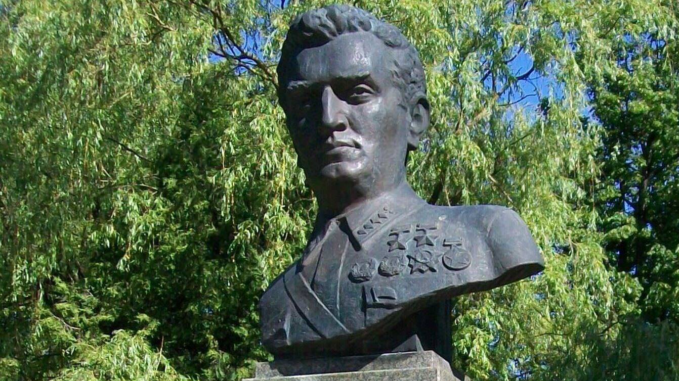 Бюст генерал-лейтенанту авиации Я.В.Смушкевичу 