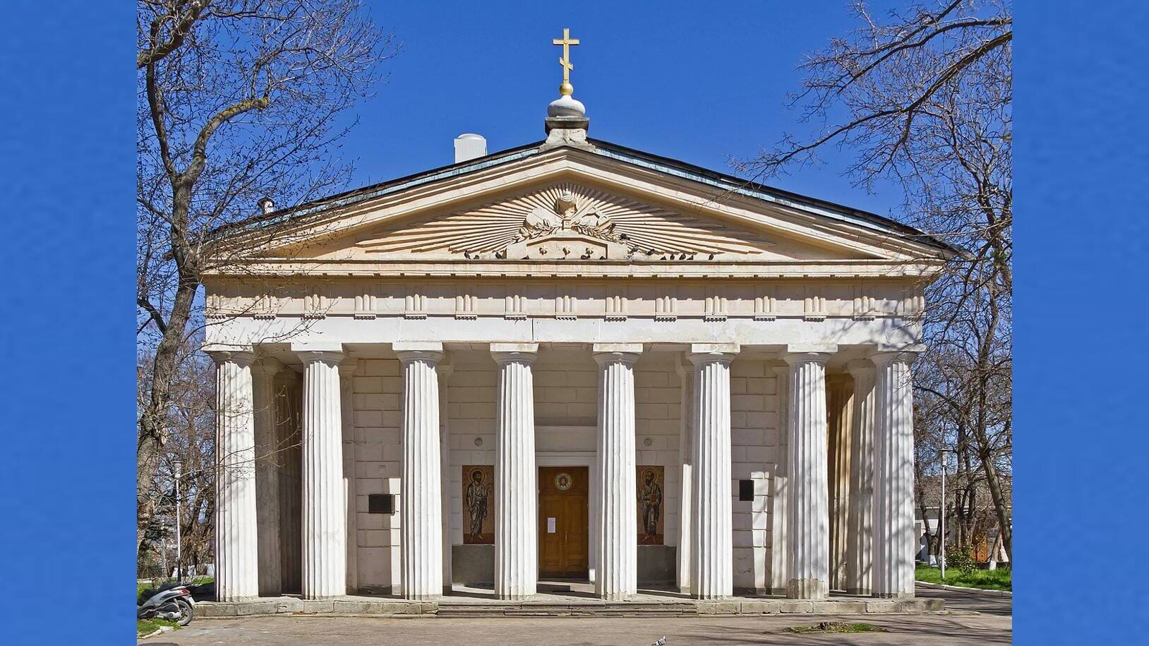 История строительства и восстановления после разрушительных оборон Храма Святых Апостолов Петра и Павла (на городском холме) в городе Севастополе