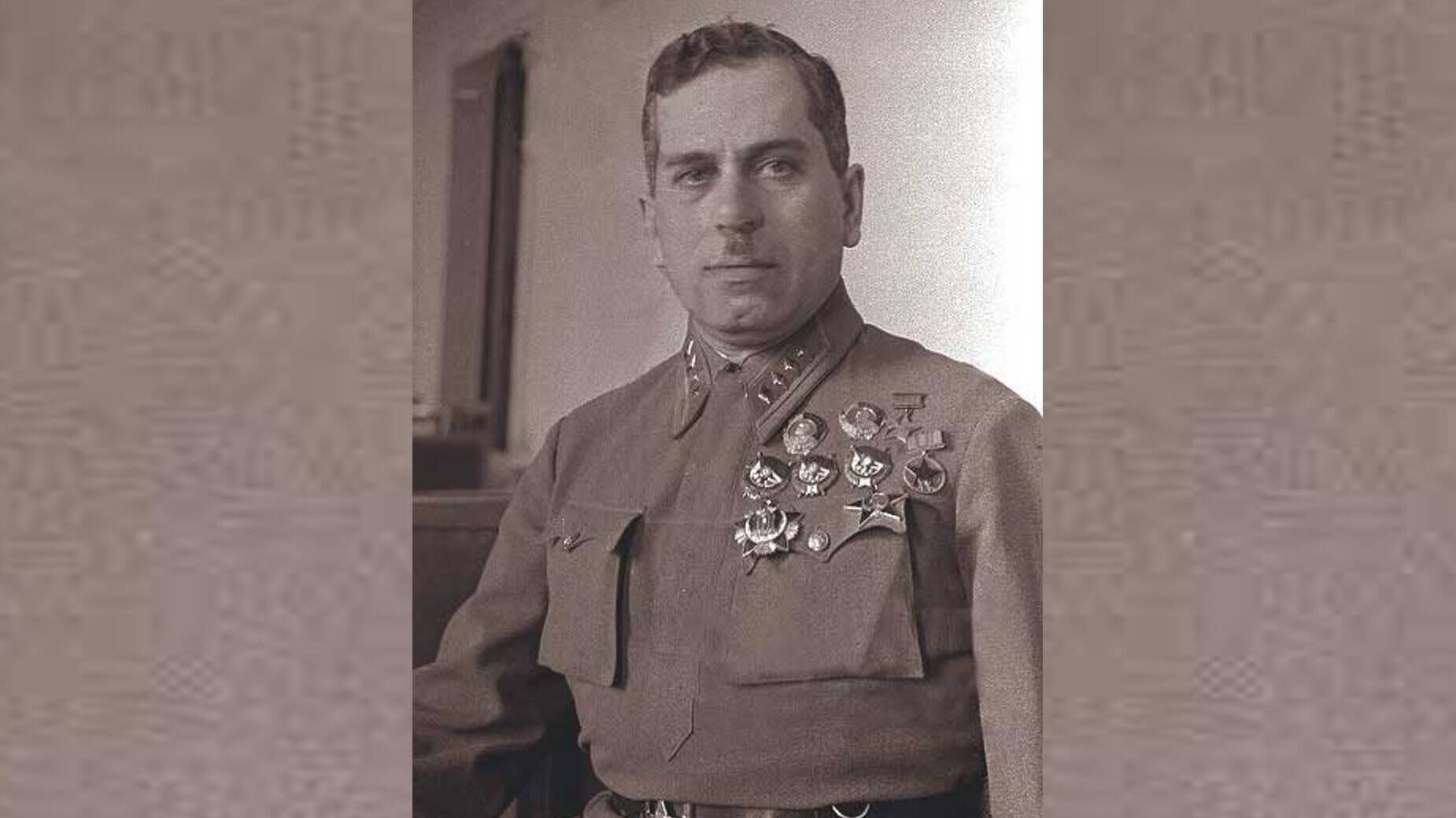 Бюст генерал-полковнику Г.М.Штерну