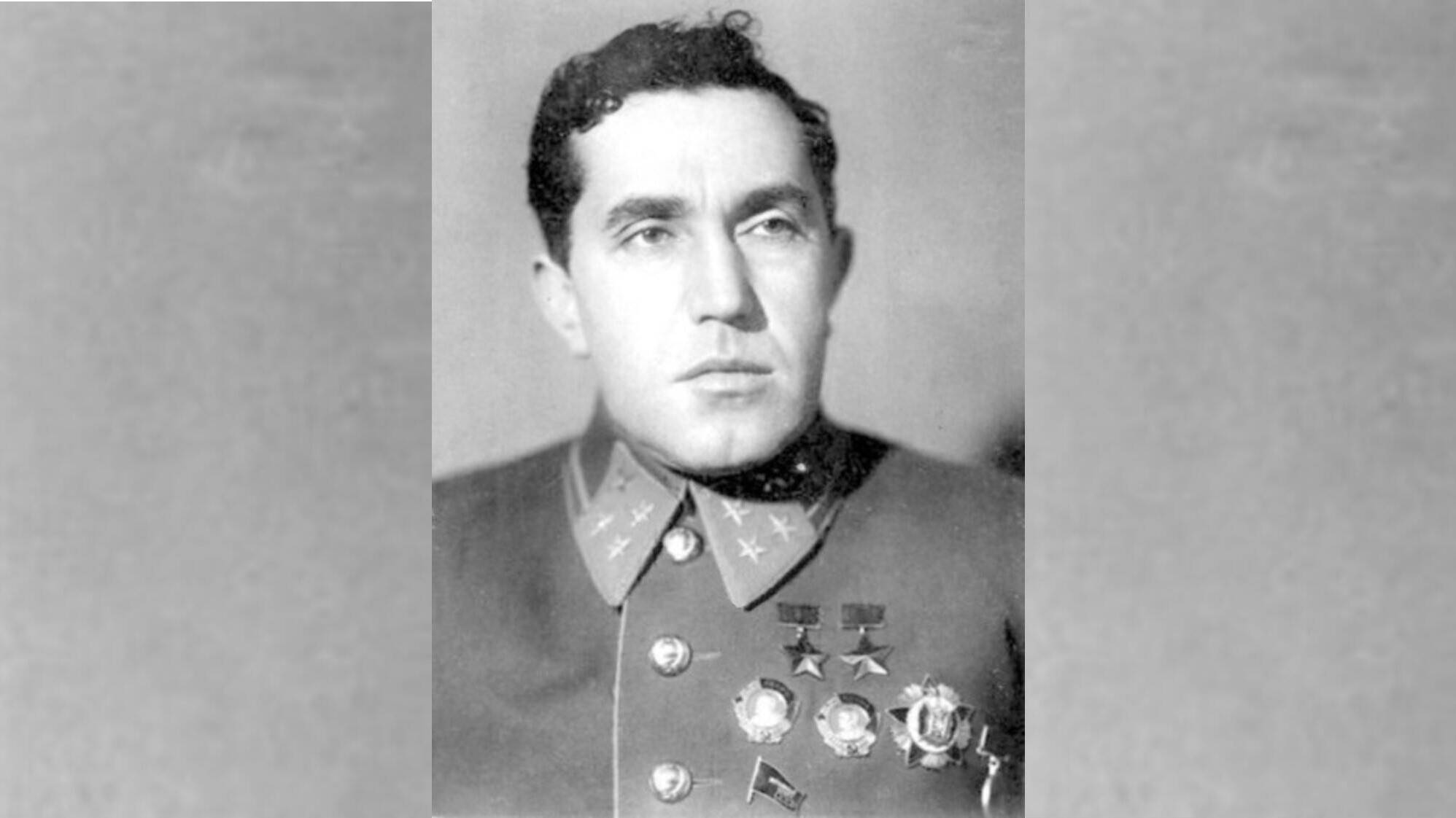 Бюст генерал-лейтенанту авиации Я.В.Смушкевичу 