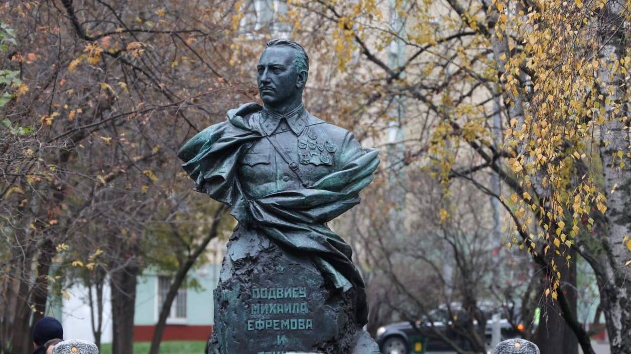 Бюст посвященный генерал-лейтенанту М.Г.Ефремову и воинам 33-й армии