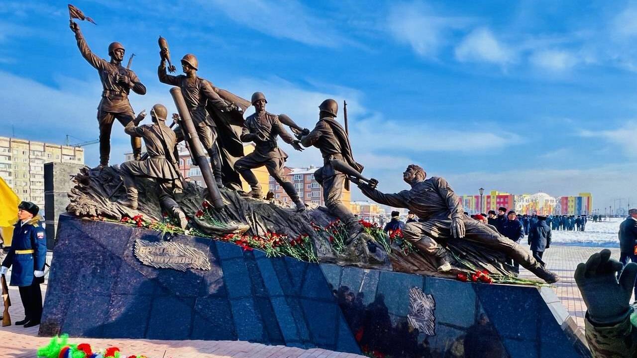 Памятник, посвященный минометному расчету братьев Шумовых