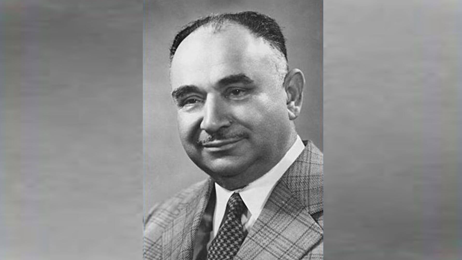 Мемориальная доска советскому разведчику-нелегалу Иосифу Ромуальдовичу Григулевичу