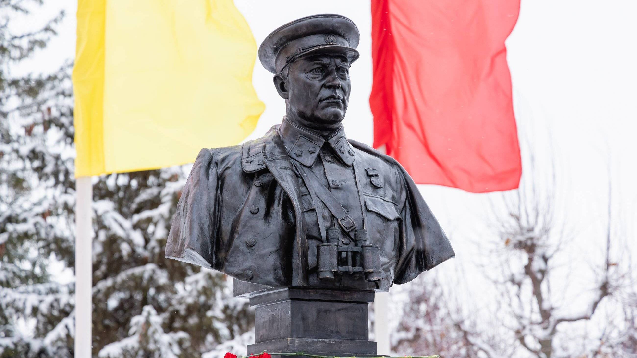 Бюст полковнику В.А.Глазкову