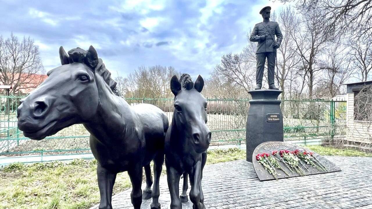 Памятник военному географу П.К.Козлову
