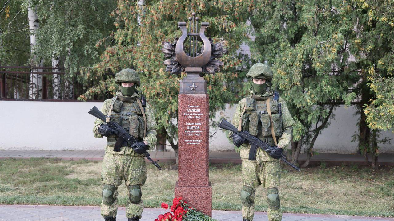 Памятный знак военным композиторам Агапкину и Шатрову