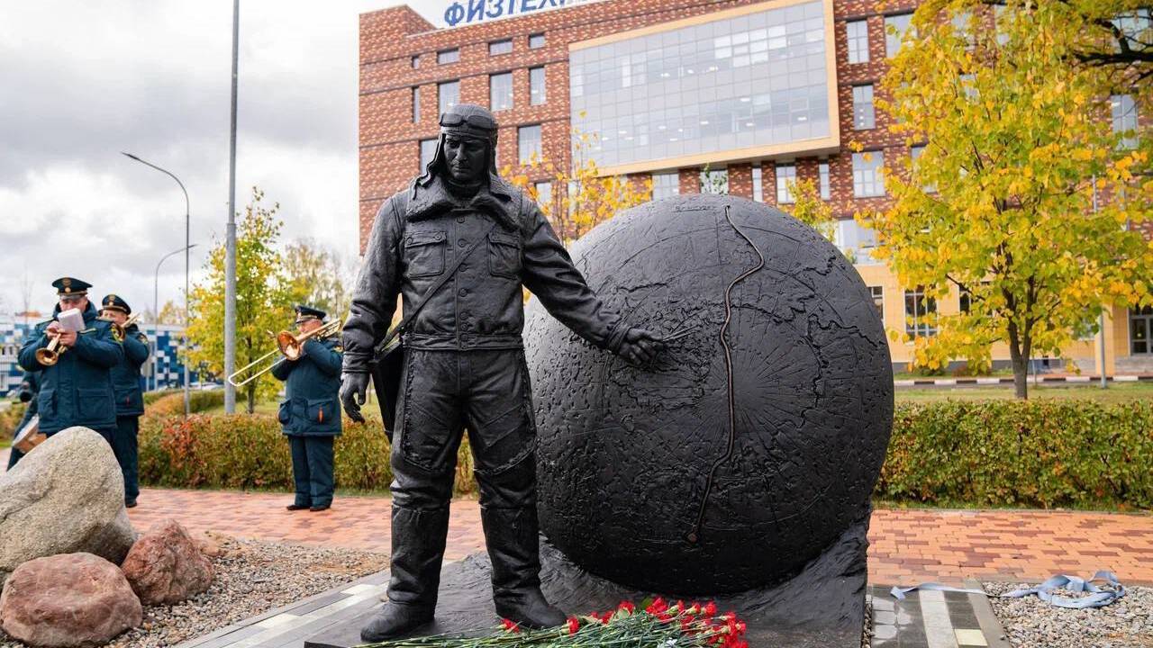 Памятник штурману А.В.Белякову