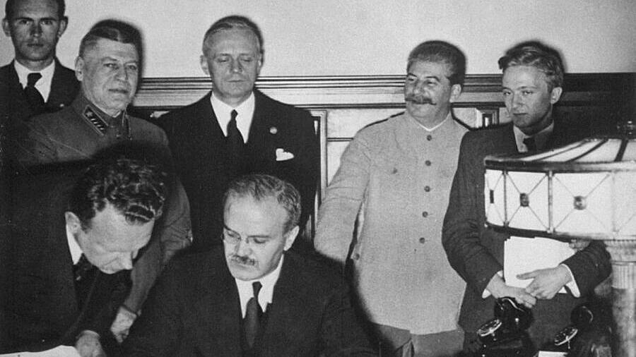 Дополнительно: Пакт Риббентропа-Молотова