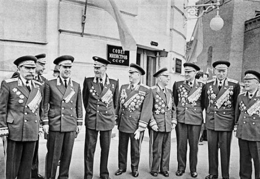 Советские маршалы перед парадом Победы 1965 года. Слева направо: Семен Буденный, Константин Вершинин, Георгий Жуков, Климент Ворошилов, Матвей Захаров, Константин Рокоссовский, Филипп Голиков