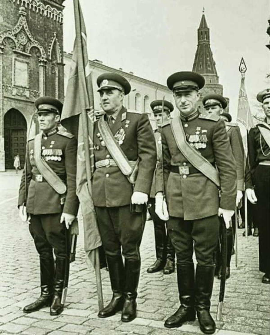 Знаменная группа перед выносом Знамени Победы на Красную площадь. Слева направо: старший сержант Михаил Егоров, участник штурма рейхстага полковник Константин Самсонов и сержант Мелитон Кантария, 1965 год